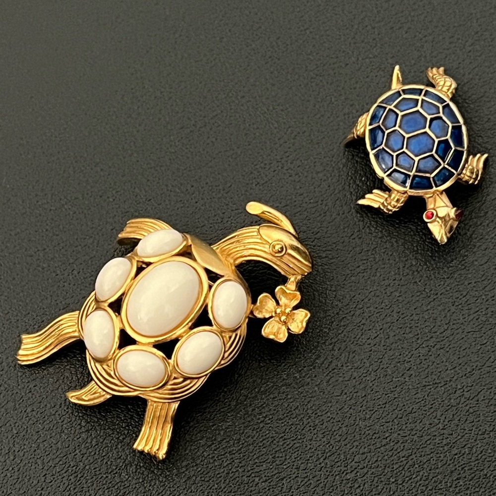 Trifari Gold and Blue Turtle Brooch Set - Picture 2 of 9